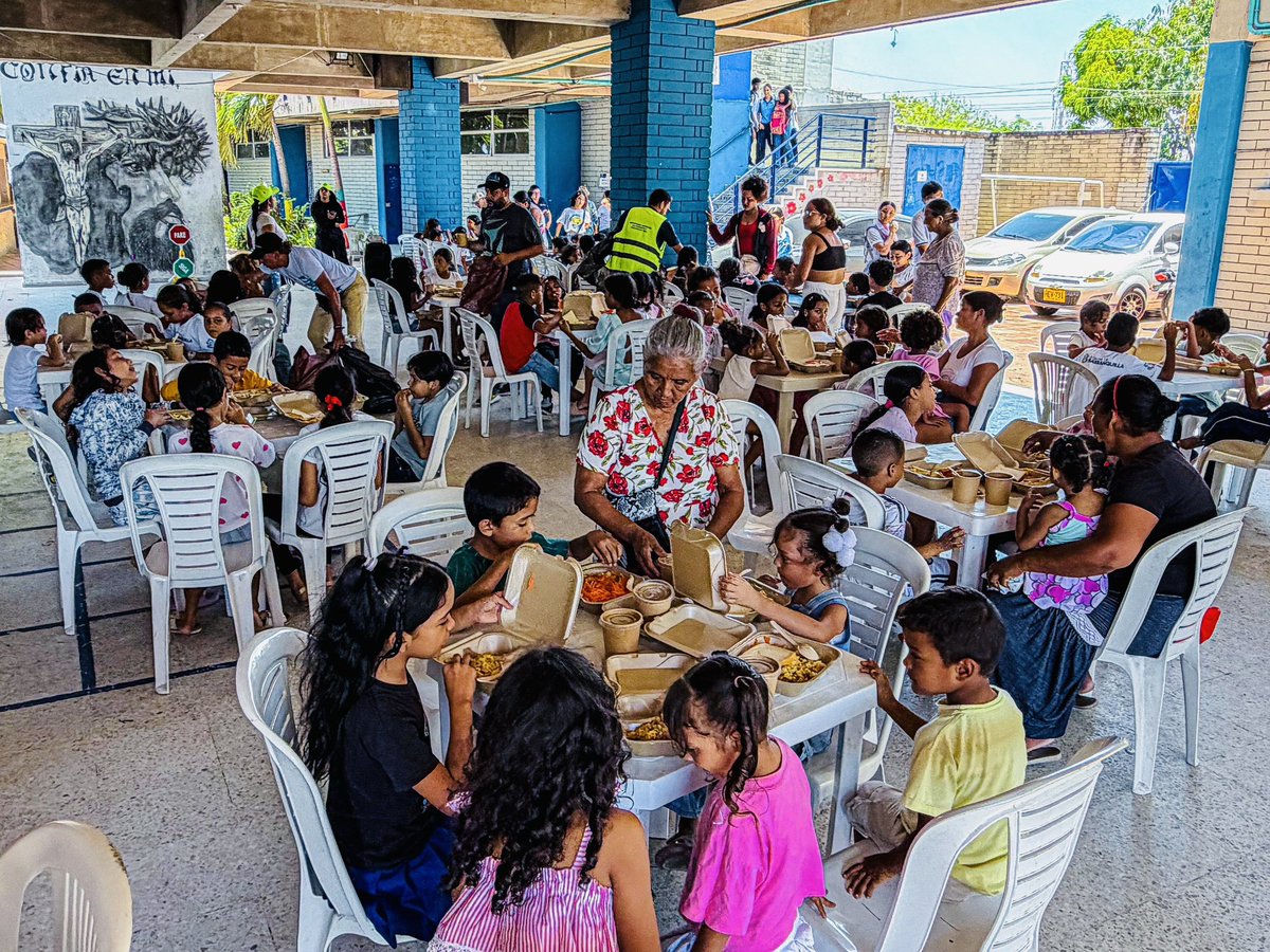 alcaldiabquilla's tweet photo. Cada sábado, en nuestros comedores comunitarios, hay mamitas que con amor, entrega y cuidado convierten estos espacios en un hogar para nuestros niños y niñas.

Hoy exaltamos a esas mujeres que alimentan, acompañan y abrazan con el corazón. 👩🏻‍🍳🙌🏼
#BAQEsHogarComoMamá https://t.co/PAy14nkrSs