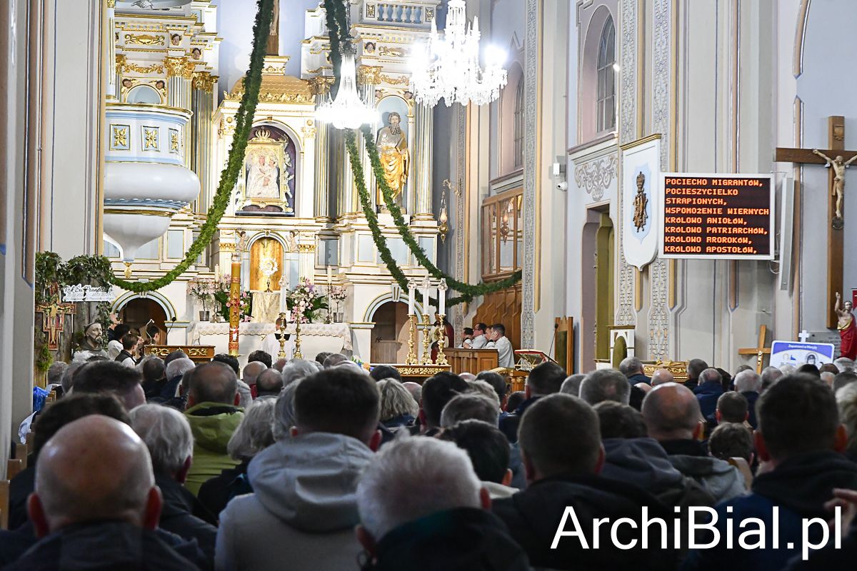 BialArchi's tweet photo. Blisko 500 mężczyzn pielgrzymowało z Białegostoku w 31. Pieszej Pielgrzymce Mężczyzn do Sanktuarium Matki Bożej Pocieszenia w Krypnie. Tegorocznej wędrówce towarzyszyło hasło: „Zapatrzeni w Maryję”.  https://t.co/XJz82C25kJ https://t.co/yG3KVEWbXM