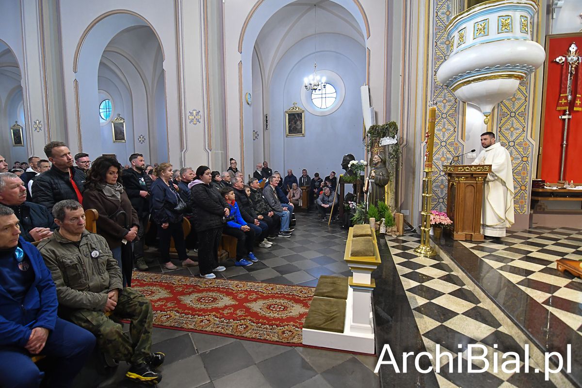 BialArchi's tweet photo. Blisko 500 mężczyzn pielgrzymowało z Białegostoku w 31. Pieszej Pielgrzymce Mężczyzn do Sanktuarium Matki Bożej Pocieszenia w Krypnie. Tegorocznej wędrówce towarzyszyło hasło: „Zapatrzeni w Maryję”.  https://t.co/XJz82C25kJ https://t.co/yG3KVEWbXM
