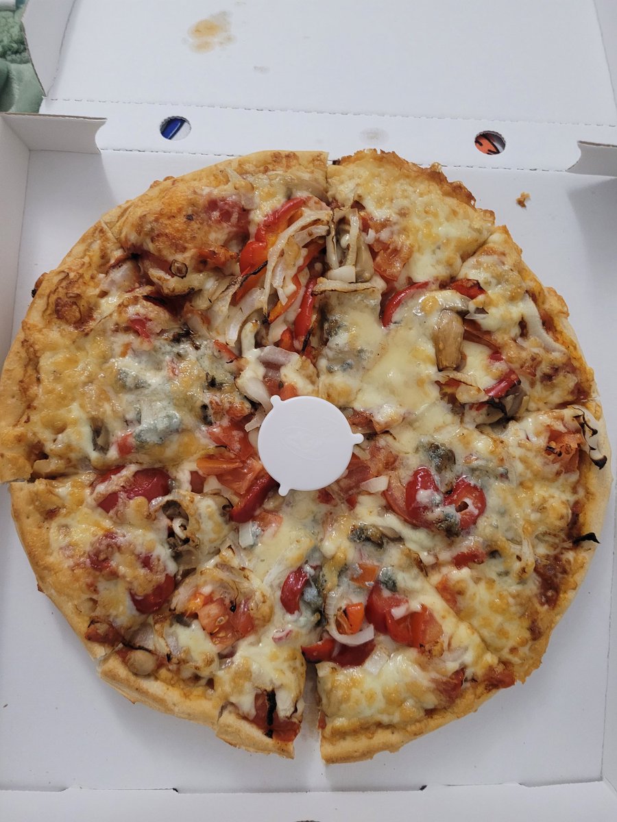 Schmidtmellanie's tweet photo. #Filmabend und #Pizza #Netflix #DasGlückhatachtArme https://t.co/zXvnuOGA8R