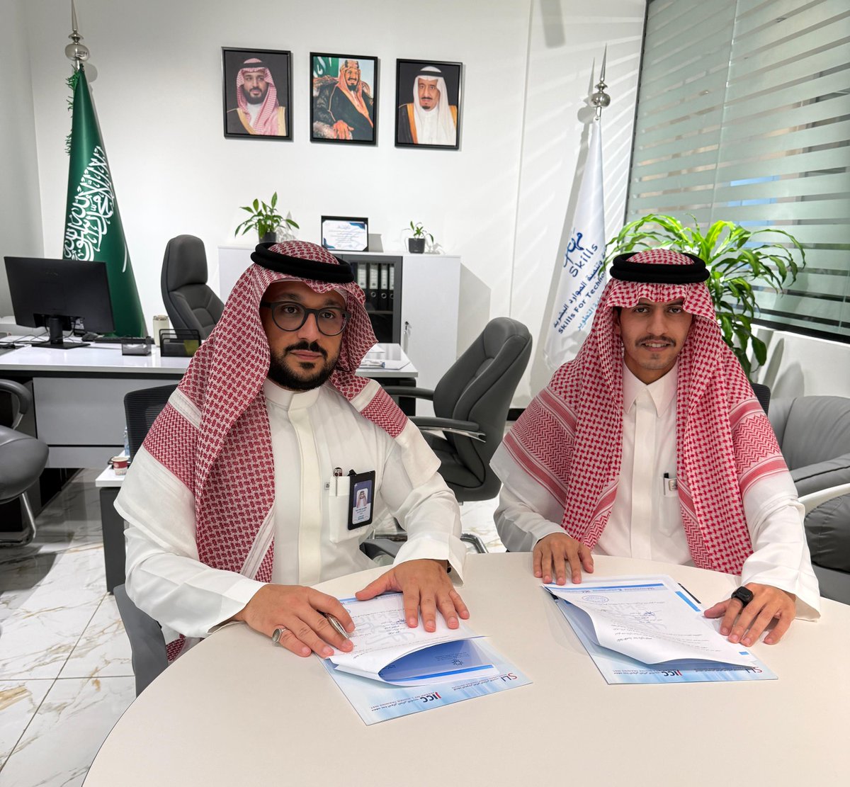 MHARATws's tweet photo. يسرّ شركة مهارات للتقنية وتنمية الموارد البشرية توقيع اتفاقية تعاون مع جمعية إخوانكم لتمكين الأيتام @EkhwanakomSa، بهدف دعم وتمكين المستفيدين والمستفيدات عبر برامج تدريبية وتأهيلية تُسهم في تطوير المهارات ورفع الجاهزية لسوق العمل.
شراكة نعتز بها، وأثر نطمح أن يمتد لمستقبل أكثر تمكينًا واستدامة 🌱
#مهارات_للتدريب
#جمعية_إخوانكم
#تمكين_الأيتام
#المسؤولية_المجتمعية
#رؤية_السعودية_2030