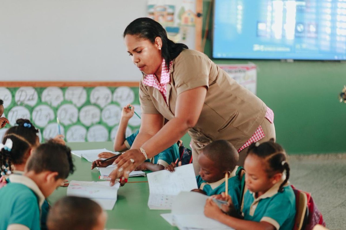 Sexta etapa de la Evaluación de Desempeño Docente supera en primera semana el 21 % de los docentes previstos para evaluación y concluirá en la primera semana de junio calibrandolaactualidad.net/noticias/CA/Se… #calibrandolaactualidad

<a href="/EducacionRDo/">Ministerio Educación RD</a> <a href="/LMDECAMPS/">Luis Miguel De Camps</a> <a href="/PresidenciaRD/">Presidencia de la República Dominicana</a> <a href="/Comunicaciondo/">ComunicacionesDO</a>