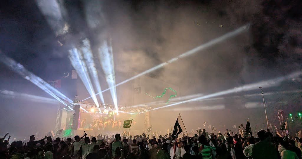 سی ویو کراچی پر پی پی پی کراچی کی جانب سے معرکۂ حق کی پہلی سالگرہ کے موقع پر جشن 🇵🇰
پاکستان کے بہادر محافظوں اور شہداء کو سلام۔
روشنیوں، پرچموں اور عوام کے جذبے سے سجی ایک یادگار شام۔ ❤️ #MarkaEHaq
