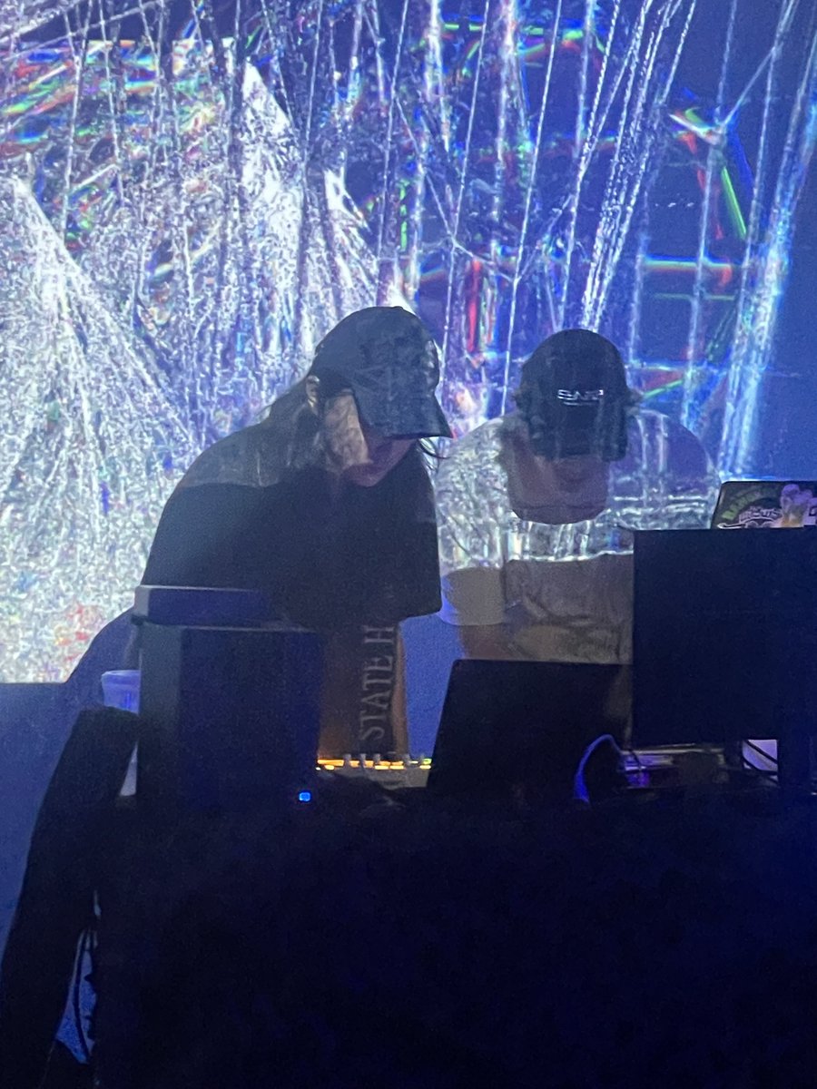 memebrained's tweet photo. 🔨🔨🔨

built a noise, live coding, real-time, breakcore, new media, net art, performance, algo rave, etc space in Bangkok 

thank you to @0xbigdan, @natcat, @RanggaPurAji, dandarplaya, internet cyber trash for breaking in the space with Fracture!

🔨🔨🔨 https://t.co/HuGXupAZQH