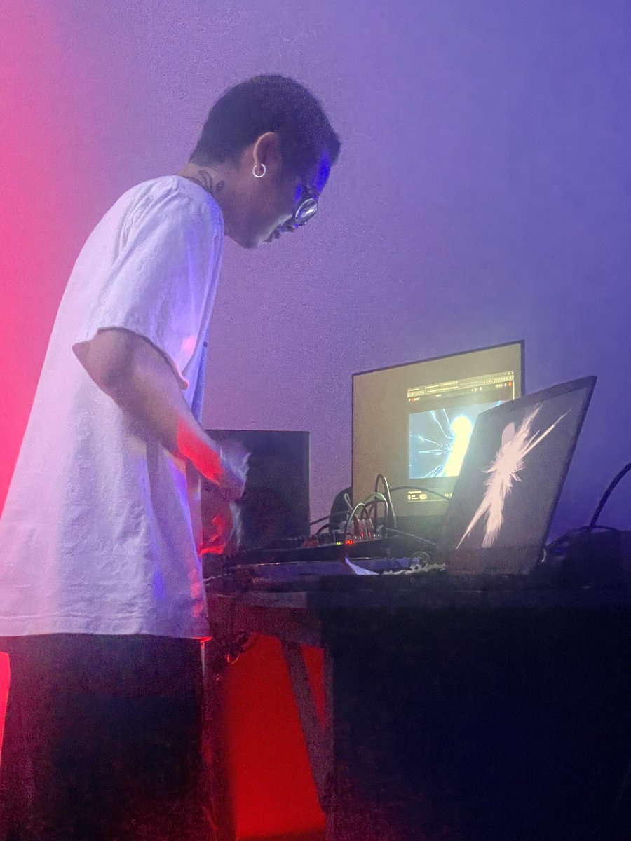 memebrained's tweet photo. 🔨🔨🔨

built a noise, live coding, real-time, breakcore, new media, net art, performance, algo rave, etc space in Bangkok 

thank you to @0xbigdan, @natcat, @RanggaPurAji, dandarplaya, internet cyber trash for breaking in the space with Fracture!

🔨🔨🔨 https://t.co/HuGXupAZQH