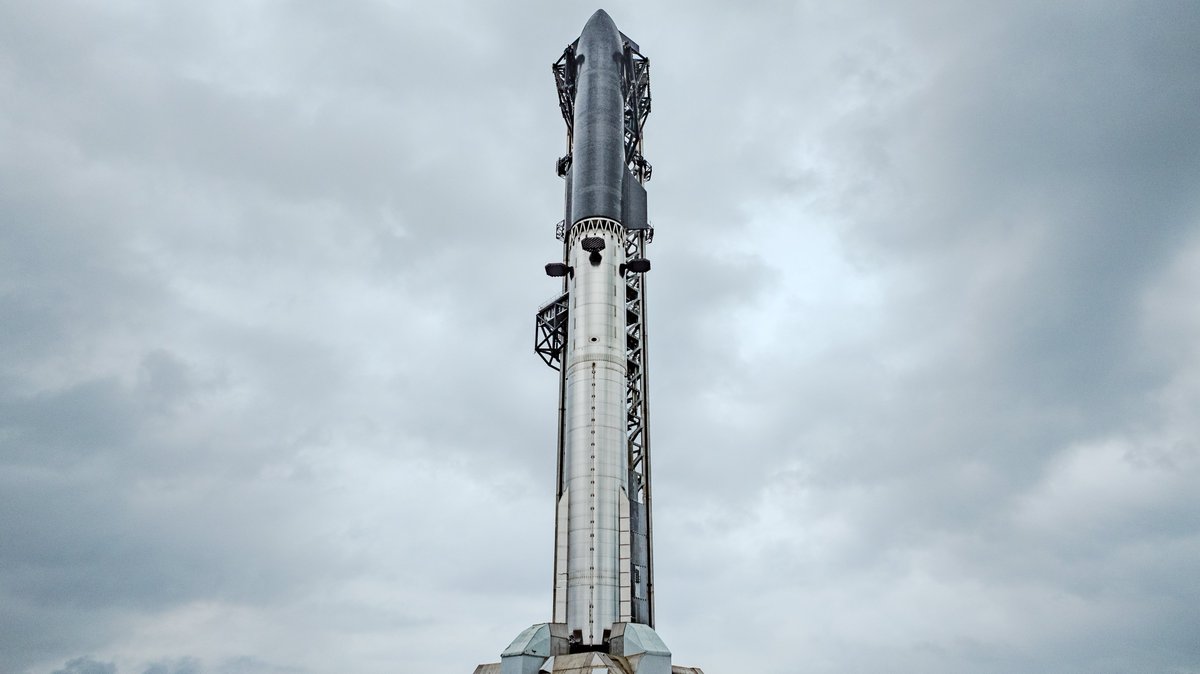 bossard_joris's tweet photo. Cet aprĂšs-midi, les Ă©quipes de @SpaceX ont assemblĂ© le #Ship39 au sommet du #boosterB19 Ă lâaide des chopsticks de la tour #Mechazilla, sur le pas de tir B du site de lancement de la @StarbaseTX.
Il sâagit du tout premier empilement du #Starship V3 « Block 3 », affichant une hauteur de 124 mĂštres. Un #WetDressRehearsal devrait avoir lieu aujourdâhui. Ă suivre !
Images :Â #SpaceX
@elonmusk