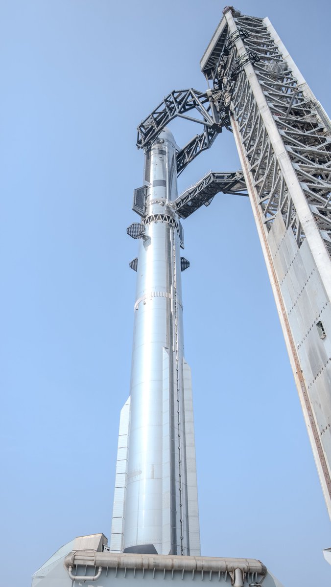 bossard_joris's tweet photo. Cet aprĂšs-midi, les Ă©quipes de @SpaceX ont assemblĂ© le #Ship39 au sommet du #boosterB19 Ă lâaide des chopsticks de la tour #Mechazilla, sur le pas de tir B du site de lancement de la @StarbaseTX.
Il sâagit du tout premier empilement du #Starship V3 « Block 3 », affichant une hauteur de 124 mĂštres. Un #WetDressRehearsal devrait avoir lieu aujourdâhui. Ă suivre !
Images :Â #SpaceX
@elonmusk