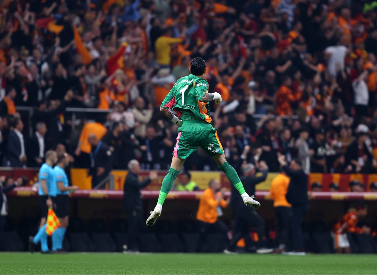 siyahalpacino's tweet photo. Uğurcan Çakır’ı almak net şampiyonluk hamlesiydi. Bu sezon tek bir maçta bile Muslera’yı özletmedi kimseye. İddasız bir anadolu takımında çürüyeceğine Türkiye’nin en büyüğüne gelip nasıl bir kaleci olduğunu tüm dünyaya gösterdi. İyi ki geldin aslan parçası @cakirugurcan96 https://t.co/UxDmrNVd9T