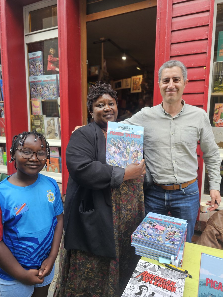 Francois_Ruffin's tweet photo. Première dédicace de "Picardie Splendor", et première rupture de stock ! Plus de cent BD écoulées, de quoi donner le sourire à Bruno, qui reprend le flambeau de mon ami Philippe à la Librairie du Labyrinthe. https://t.co/oNsdJWEk5k