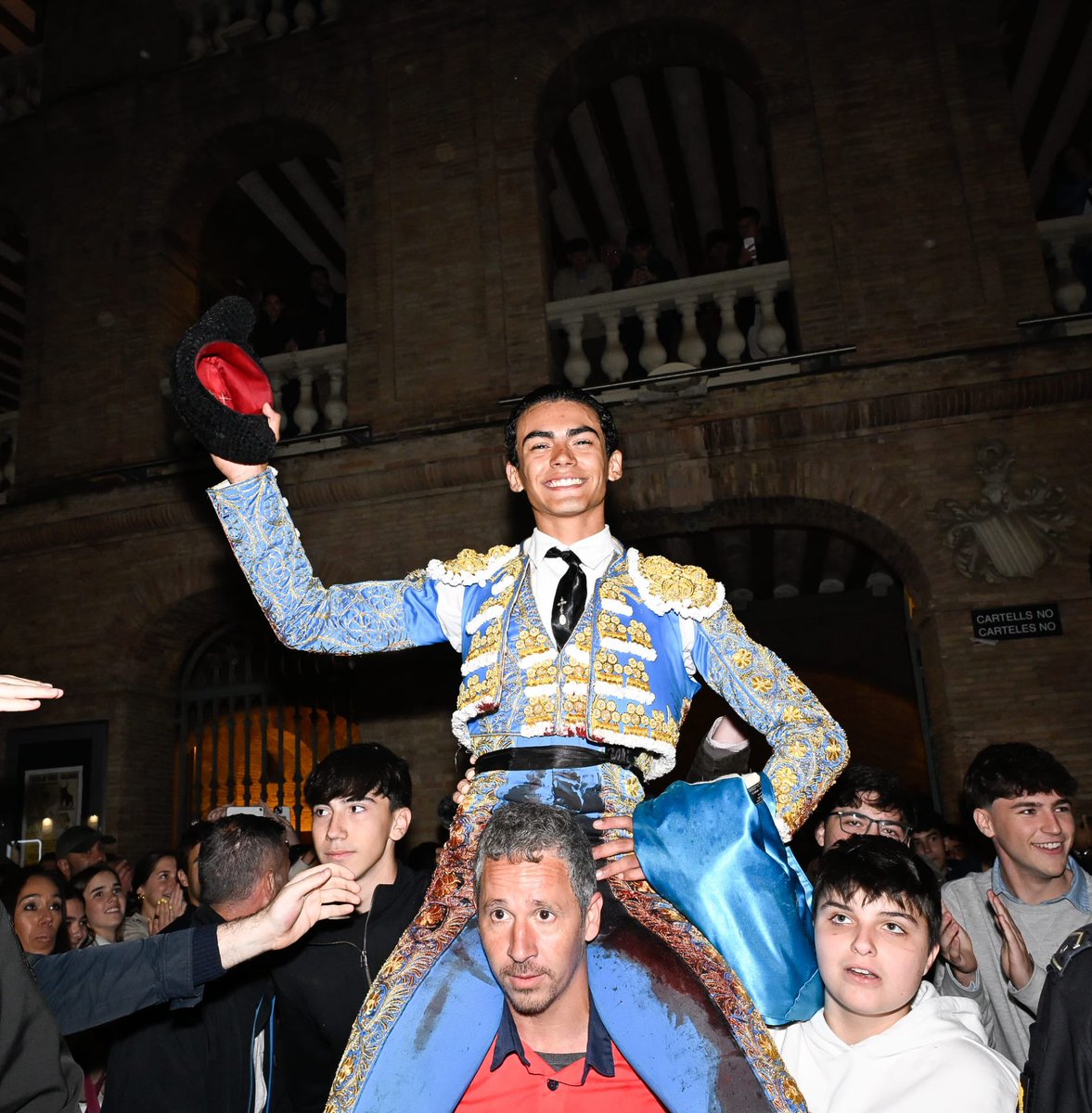 plazadevalencia's tweet photo. ✨¡Puerta Grande para Ignacio Garibay en la cita por la Virgen de los Desamparados! Oreja y oreja en su lote. https://t.co/dBgoxX2J0e