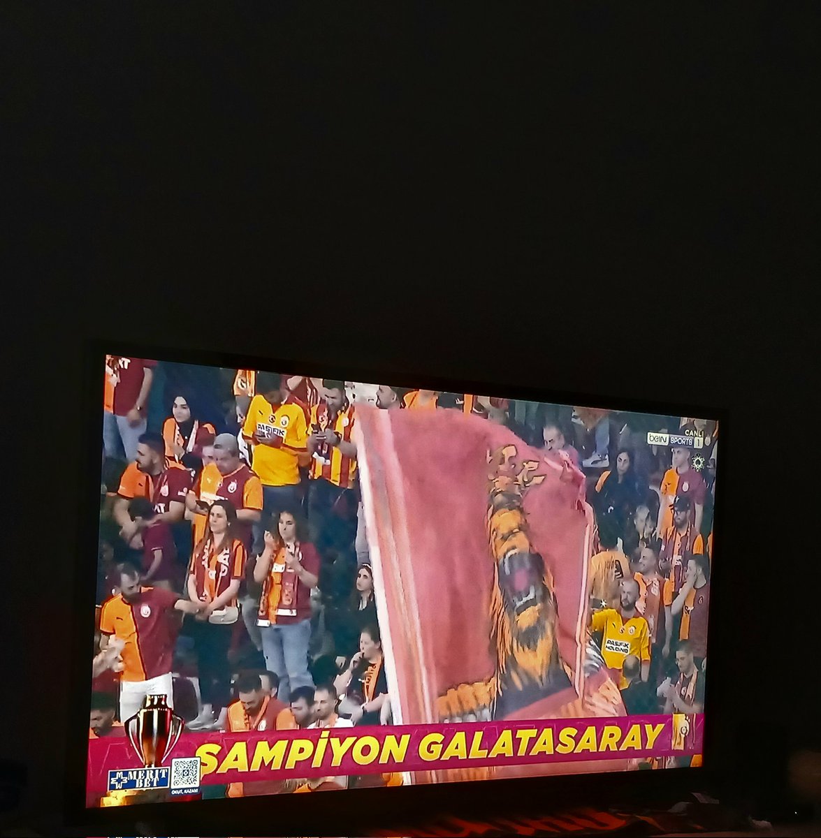 Nazznb's tweet photo. 💛❤️💛❤️💛❤️ https://t.co/olqj9YXan4