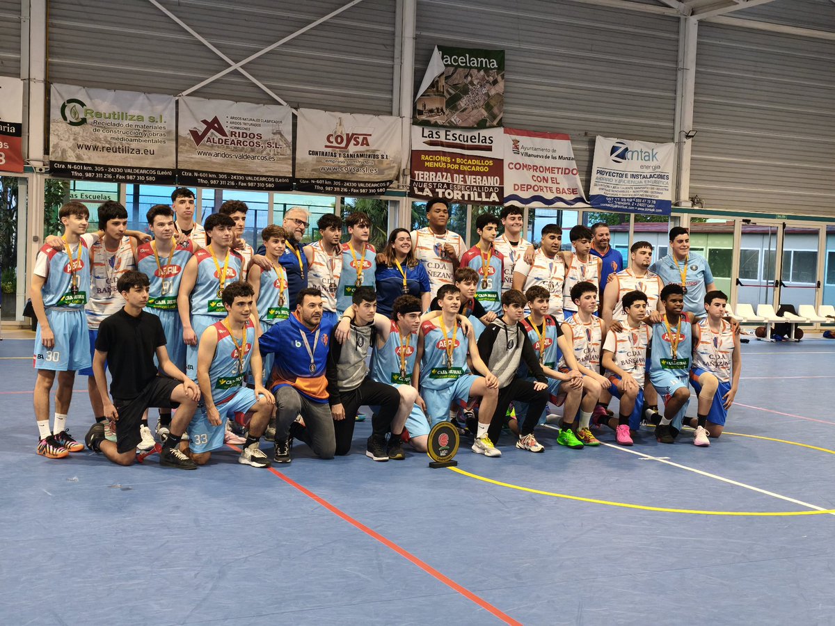 FBCyLLeon's tweet photo. Entrega de premios en la final de la Liga Junior provincial masculina https://t.co/knUBeRS7xm