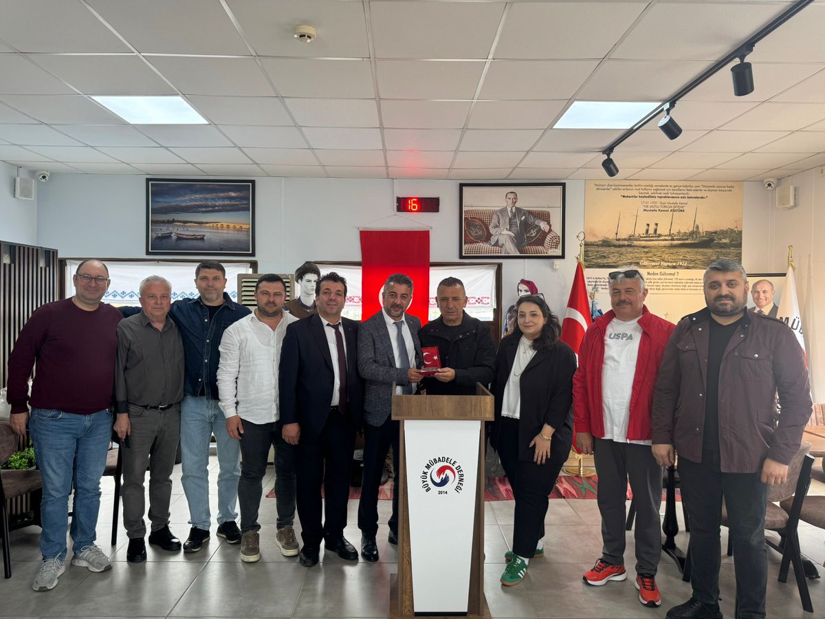 rubafedresmi's tweet photo. Selanik Atatürk Evi Müzesi’nden alınan kutsal toprak ve şanlı bayrağımız, 19 Mayıs ruhuyla çıktığı anlamlı yolculuğunda bugün Gülcemal Mübadele Kültür Evi’nde bizlerle buluştu.

Karadeniz Rumeli Balkan Dernekleri Federasyonu öncülüğünde gerçekleştirilen bu kıymetli organizasyona ev sahipliği yapmanın ve bu tarihi ana tanıklık etmenin mutluluğunu yaşıyoruz.

Federasyonumuzun Genel Başkan Yardımcısı Sn. Sabit SEMİZ, bu anlamlı emanetin taşınmasındaki emekleri ve özverili çalışmaları için Karadeniz Rumeli Balkan Dernekleri Federasyonu Genel Başkanı Sn. Adnan GÜLER’e bir teşekkür plaketi takdim etti.

Ortak hafızamızın simgesi olan kutsal toprak ve şanlı bayrağımız, bir sonraki durağına ulaştırılmak üzere Türkiye Bisiklet Federasyonu İstanbul Temsilcisi’ne teslim edildi.

Bir bayrak bazen yalnızca bir bayrak değildir; bir milletin bağımsızlık karakteridir. Rumeli Balkan Dernekleri Federasyonu olarak, bu milli mirası derneklerimizle birlikte el birliğiyle geleceğe taşımaya devam edeceğiz.