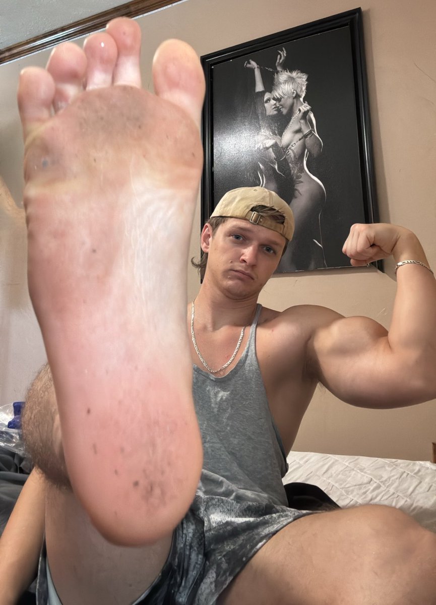 TheMasterJake69's tweet photo. MASSIVE fucking feet n biceps need worshiped NOW https://t.co/vehogyKvwk