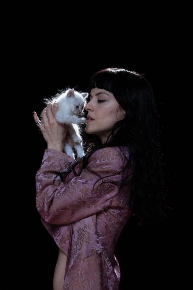 themariasbloom's tweet photo. forever in love with her in pink https://t.co/a8ayKYAnWc