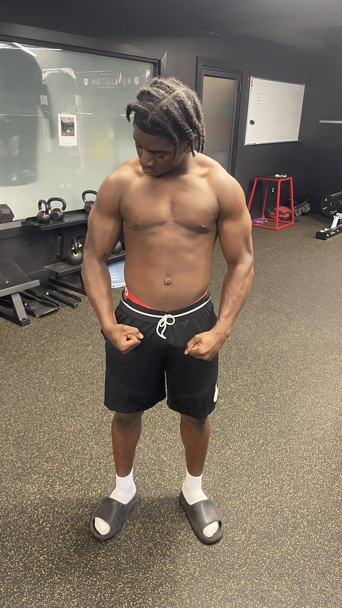 Badu__14's tweet photo. Im a 5’10 || 190lb || CO29 || LB/RB 
i am a very versatile baller and i push myself over my limits to become 1% better everyday 

Hit:@CoachJackson26 For recruiting purposes!!
 
@The1AndOnlyOB @TheCoachSavage @CoachDKnighting @CoachTFields @CoachEroy25 @LoudounSportsAC https://t.co/UDIweMnNYu