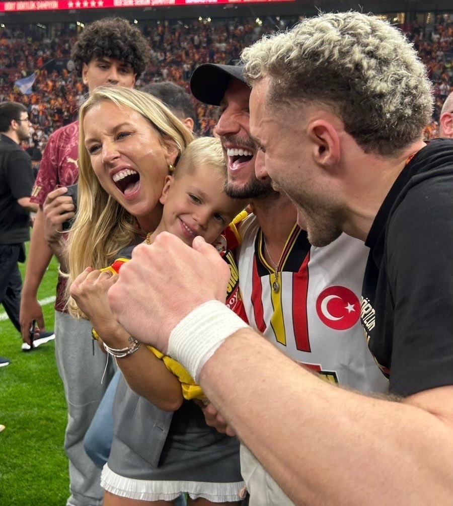 musleratavratt's tweet photo. mertens ailesinin şampiyonluk sevinci 😍 https://t.co/LBT1cSPpwC