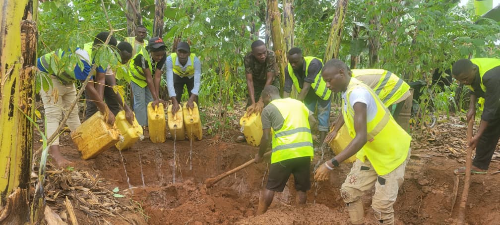 YouthvolNyagtr's tweet photo. Uyu munsi, urubyiruko rw’abakorerabushake bo mu Murenge wa #Matimba ku bufatanye na @NyagatareNyc, @RwandaMoD @Rwandapolice bakoze umuganda mu Kagari ka Byimana, batera igishahuro inzu y’umuturage utishoboye ndetse batanga ubutumwa bwo kurwanya ibiyobyabwenge no kwirinda ibyaha. https://t.co/P2CMOqRZUi