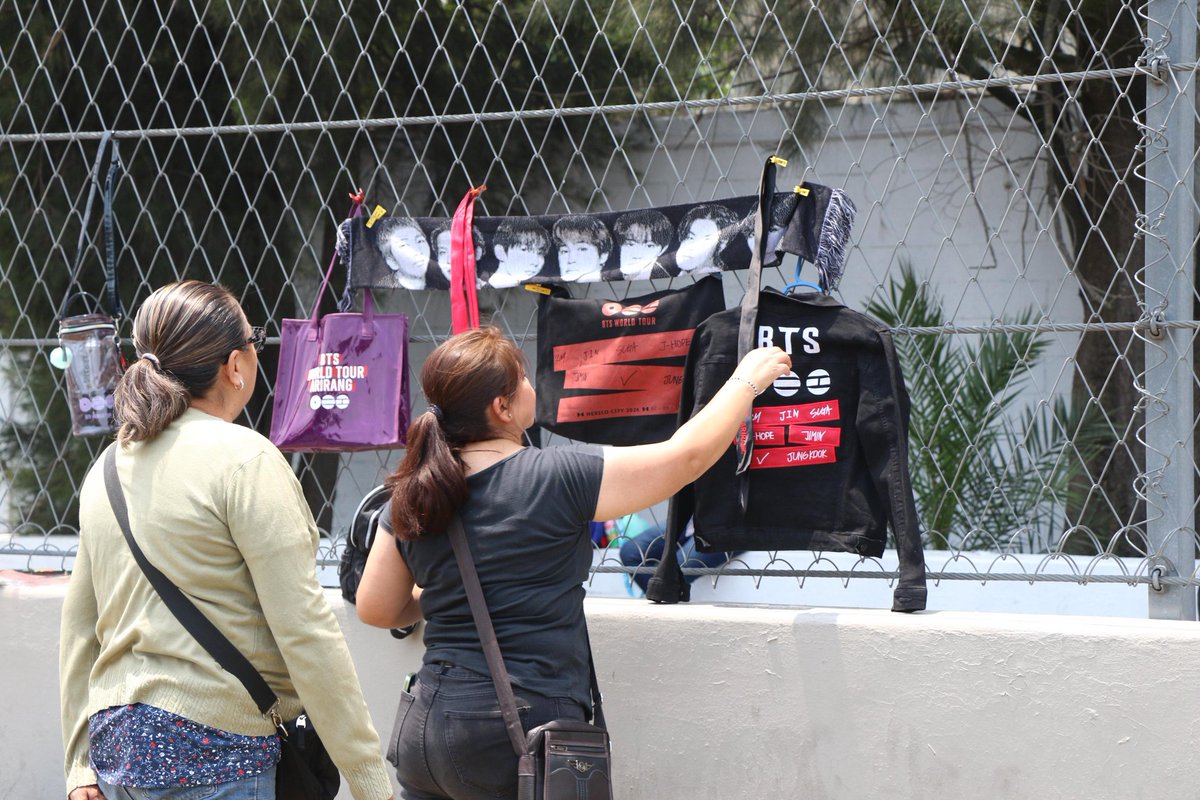 SNietoCastillo's tweet photo. Personal del @IMPI_Mexico realiza acciones preventivas y recorridos de verificación, para evitar la venta de mercancía pirata en las inmediaciones del estadio GNP, previo al concierto de BTS este sábado.
Con ello salvaguardamos los derechos de los titulares y protegemos la propiedad intelectual.