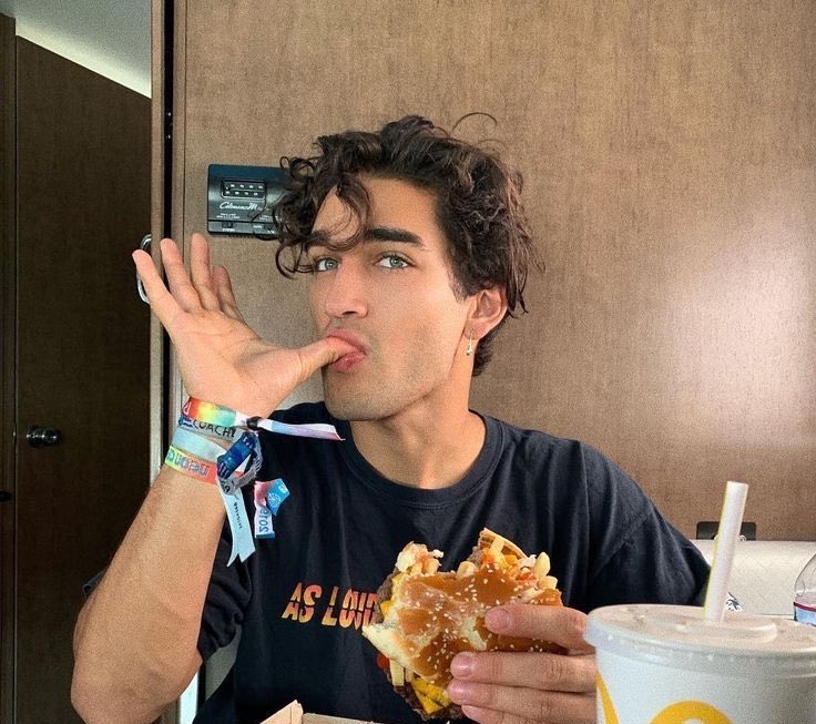 elordisdior's tweet photo. back on my josh heuston grind like just look at this face https://t.co/2NoaGtnQcq