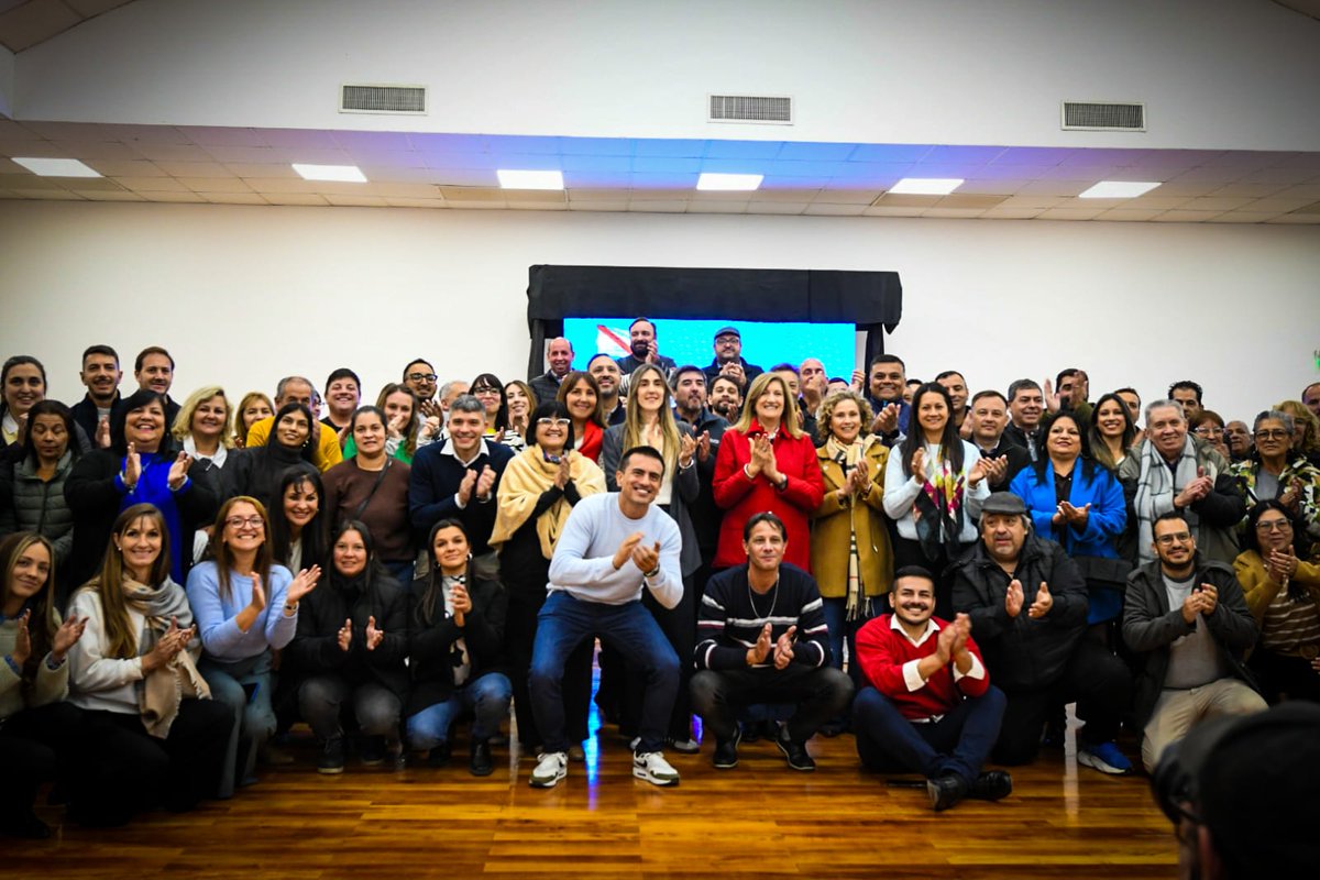 EmilianoGTutau's tweet photo. Esta foto muestra dos modelos de hacer política.
Mientras el gobierno provincial intenta ordenar la discusión pública desde la división y la polarización, intendentes y concejales discuten cómo sostener a las comunidades en medio de una crisis cada vez más profunda.🧵 https://t.co/3cesC9Pl03