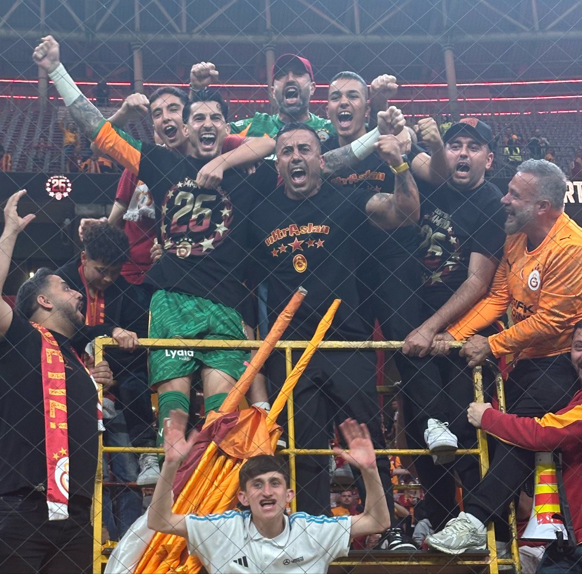 forzacimbom's tweet photo. UĞURCAN ÇAKIR SETE ÇIKTI 💛❤️ https://t.co/PlAagpqGQO