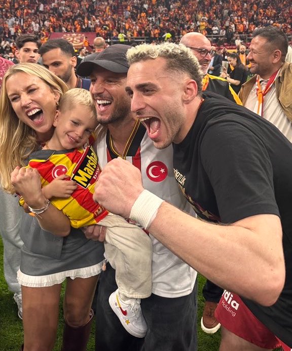 Aç sesi aç yine yeniden şampiyon Galatasaray❤️💛