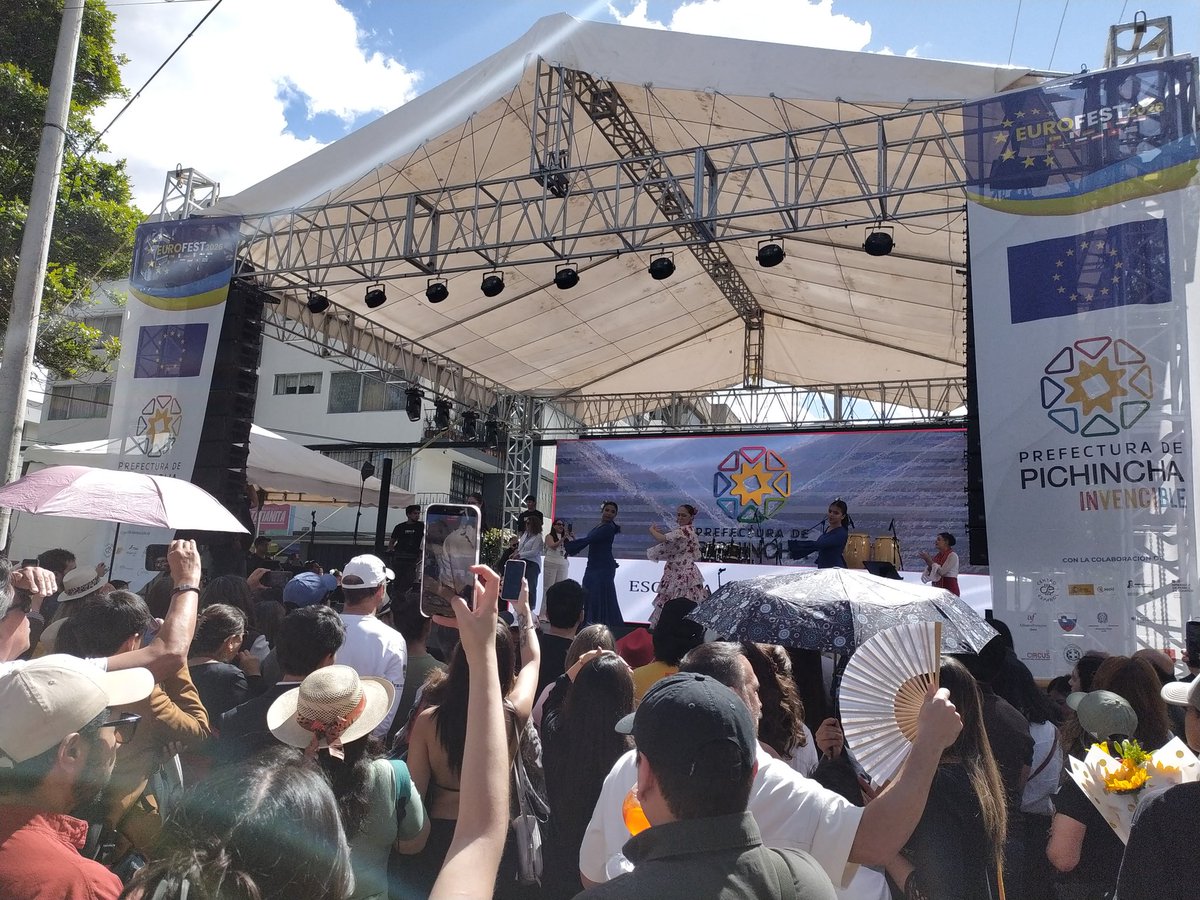 FranceEquateur's tweet photo. Solazo en Quito para festejar el día de Europa y las bondades y delicias de sus Estados miembros!
#Eurofest
Gracias a la prefecta de Pichincha @PaolaPabonC por su apoyo! https://t.co/EA4Yb5kvey