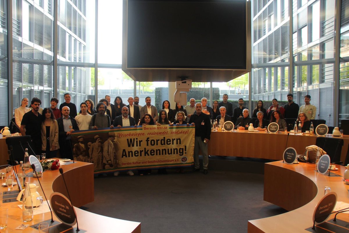 DKGDersim's tweet photo. Berlin, Mai 2026

Im Deutschen Bundestag fand eine Gedenkveranstaltung zum 89. Jahrestag des Genozids von Dersim 1937–38 statt.

Organisiert wurde die Veranstaltung vom Dersim Kultur- und Geschichtszentrum (DKG). Im Mittelpunkt standen Erinnerung, historische Aufarbeitung sowie politische, wissenschaftliche, kulturelle und religiöse Perspektiven des Gedenkens.

In den Beiträgen wurde an die zehntausenden Alevitinnen und Aleviten aus Dersim erinnert, die während des Genozids von Dersim 1937–38 („Tertele“) getötet, vertrieben, zwangsassimiliert oder von ihren Familien getrennt wurden.

Vertreterinnen und Vertreter aus Politik, Wissenschaft und Zivilgesellschaft betonten die Bedeutung von Erinnerungskultur, demokratischer Aufarbeitung und historischer Verantwortung. Zugleich wurde Solidarität mit den Betroffenen und Nachkommen der Opfer zum Ausdruck gebracht.

Redebeiträge hielten Hüseyin Kenan Aydın, Frank Schwabe, Max Lucks, Mirze Edis, Ferat Koçak, Dr. İsmail Küpeli, Deniz Kasal und Deniz Karakaş.

Dr. İsmail Küpeli sprach über das Zeitzeugenprojekt Dersim 1937–38 an der Ruhr-Universität Bochum sowie über die Bedeutung von Oral-History-Arbeit und wissenschaftlicher Dokumentation.

Musikalisch begleitet wurde die Veranstaltung von Mavis Güneşer und Çağlasu Aslan mit Klageliedern über Dersim. Den Gülbang sprachen Hasan Ali İçlek und Ecevit Emre als Vertreter des AABF İnanç Kurulu.

In ihrer Abschlussrede erinnerte DKG-Vorstandsmitglied Deniz Karakaş an die bis heute fortwirkenden Folgen des Genozids sowie an die Bedeutung von Oral-History- und Erinnerungsarbeit.

Dabei wurde betont:

„Wir erinnern nicht nur, um zurückzublicken. Wir erinnern, damit sich Geschichte nicht wiederholt.“

Zudem wurde auf historische Dokumente zur Bestellung von Giftgas und entsprechender Technik aus Deutschland sowie auf die bis heute offene Frage ihres möglichen Einsatzes im Zusammenhang mit Dersim 1937–38 hingewiesen.

Weitere Informationen:

Dersim Kultur- und Geschichtszentrum (DKG)
https://t.co/s39wX54Plz

Dersim 1937–38 Forschungsprojekt der Ruhr-Universität Bochum
https://t.co/RjIMcaFVJt

#Dersim #Dersim38 #Dersim193738 #Tertele #Erinnerung #Berlin #Bundestag #DKG #OralHistory #Gedenken #Aleviten #4mai 

@Bundestag @FrankSchwabe @max_lucks @der_neukoellner @denizkarakas62 @ismail_kupeli @ruhrunibochum @AvrupaAleviKonf 
@AABFde