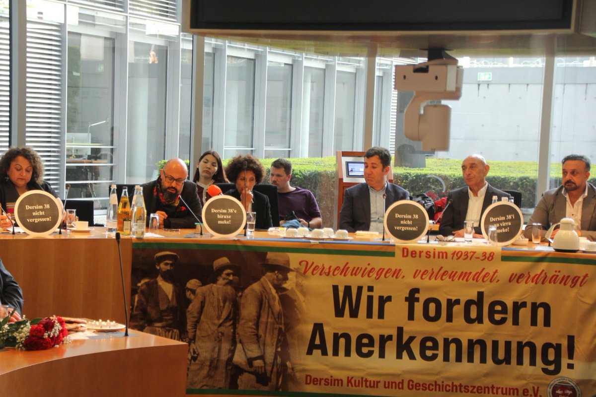 DKGDersim's tweet photo. Berlin, Mai 2026

Im Deutschen Bundestag fand eine Gedenkveranstaltung zum 89. Jahrestag des Genozids von Dersim 1937–38 statt.

Organisiert wurde die Veranstaltung vom Dersim Kultur- und Geschichtszentrum (DKG). Im Mittelpunkt standen Erinnerung, historische Aufarbeitung sowie politische, wissenschaftliche, kulturelle und religiöse Perspektiven des Gedenkens.

In den Beiträgen wurde an die zehntausenden Alevitinnen und Aleviten aus Dersim erinnert, die während des Genozids von Dersim 1937–38 („Tertele“) getötet, vertrieben, zwangsassimiliert oder von ihren Familien getrennt wurden.

Vertreterinnen und Vertreter aus Politik, Wissenschaft und Zivilgesellschaft betonten die Bedeutung von Erinnerungskultur, demokratischer Aufarbeitung und historischer Verantwortung. Zugleich wurde Solidarität mit den Betroffenen und Nachkommen der Opfer zum Ausdruck gebracht.

Redebeiträge hielten Hüseyin Kenan Aydın, Frank Schwabe, Max Lucks, Mirze Edis, Ferat Koçak, Dr. İsmail Küpeli, Deniz Kasal und Deniz Karakaş.

Dr. İsmail Küpeli sprach über das Zeitzeugenprojekt Dersim 1937–38 an der Ruhr-Universität Bochum sowie über die Bedeutung von Oral-History-Arbeit und wissenschaftlicher Dokumentation.

Musikalisch begleitet wurde die Veranstaltung von Mavis Güneşer und Çağlasu Aslan mit Klageliedern über Dersim. Den Gülbang sprachen Hasan Ali İçlek und Ecevit Emre als Vertreter des AABF İnanç Kurulu.

In ihrer Abschlussrede erinnerte DKG-Vorstandsmitglied Deniz Karakaş an die bis heute fortwirkenden Folgen des Genozids sowie an die Bedeutung von Oral-History- und Erinnerungsarbeit.

Dabei wurde betont:

„Wir erinnern nicht nur, um zurückzublicken. Wir erinnern, damit sich Geschichte nicht wiederholt.“

Zudem wurde auf historische Dokumente zur Bestellung von Giftgas und entsprechender Technik aus Deutschland sowie auf die bis heute offene Frage ihres möglichen Einsatzes im Zusammenhang mit Dersim 1937–38 hingewiesen.

Weitere Informationen:

Dersim Kultur- und Geschichtszentrum (DKG)
https://t.co/s39wX54Plz

Dersim 1937–38 Forschungsprojekt der Ruhr-Universität Bochum
https://t.co/RjIMcaFVJt

#Dersim #Dersim38 #Dersim193738 #Tertele #Erinnerung #Berlin #Bundestag #DKG #OralHistory #Gedenken #Aleviten #4mai 

@Bundestag @FrankSchwabe @max_lucks @der_neukoellner @denizkarakas62 @ismail_kupeli @ruhrunibochum @AvrupaAleviKonf 
@AABFde