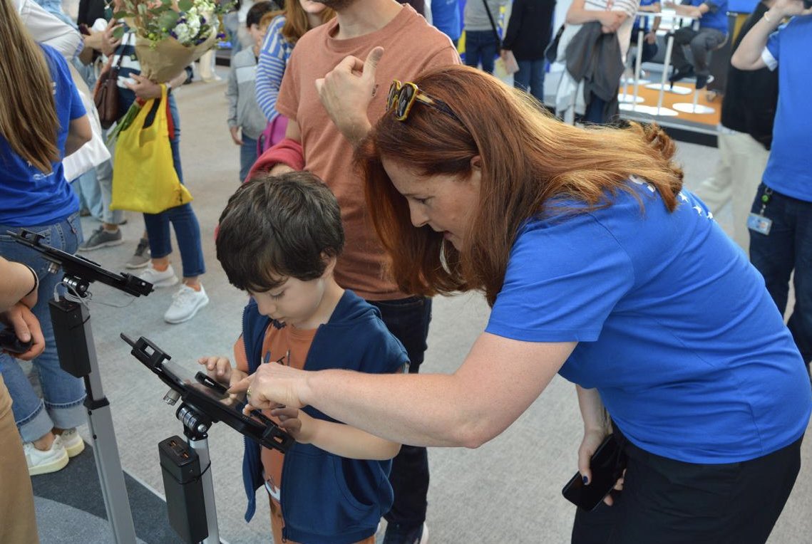 AWalterDrop's tweet photo. Long Live Europe 🇪🇺❤️Together with thousands of people eager to discover @Europarl_EN we celebrated #EuropeDay today - discovering 🍎🌾🐄🚄🚑📚🏡🐟🚢🩺📱🛟 and more - where Europe helps and thrives. https://t.co/7evqvXkWb4