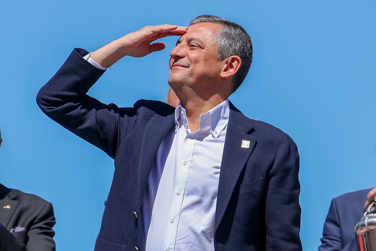- Dün, Akın Gürlek hakkında yeni şeyler açıkladı. Ankara kulisleri muhtemelen günlerce bu olayı konuşacak.

- Bugün ise Erdoğan’ın kalesi ve memleketi olan Rize’de şov yaptı; CHP’nin Rize’de tarihinde görmediği bir kalabalığı topladı.

Özgür Özel resmen güç gösterisi yapıyor.