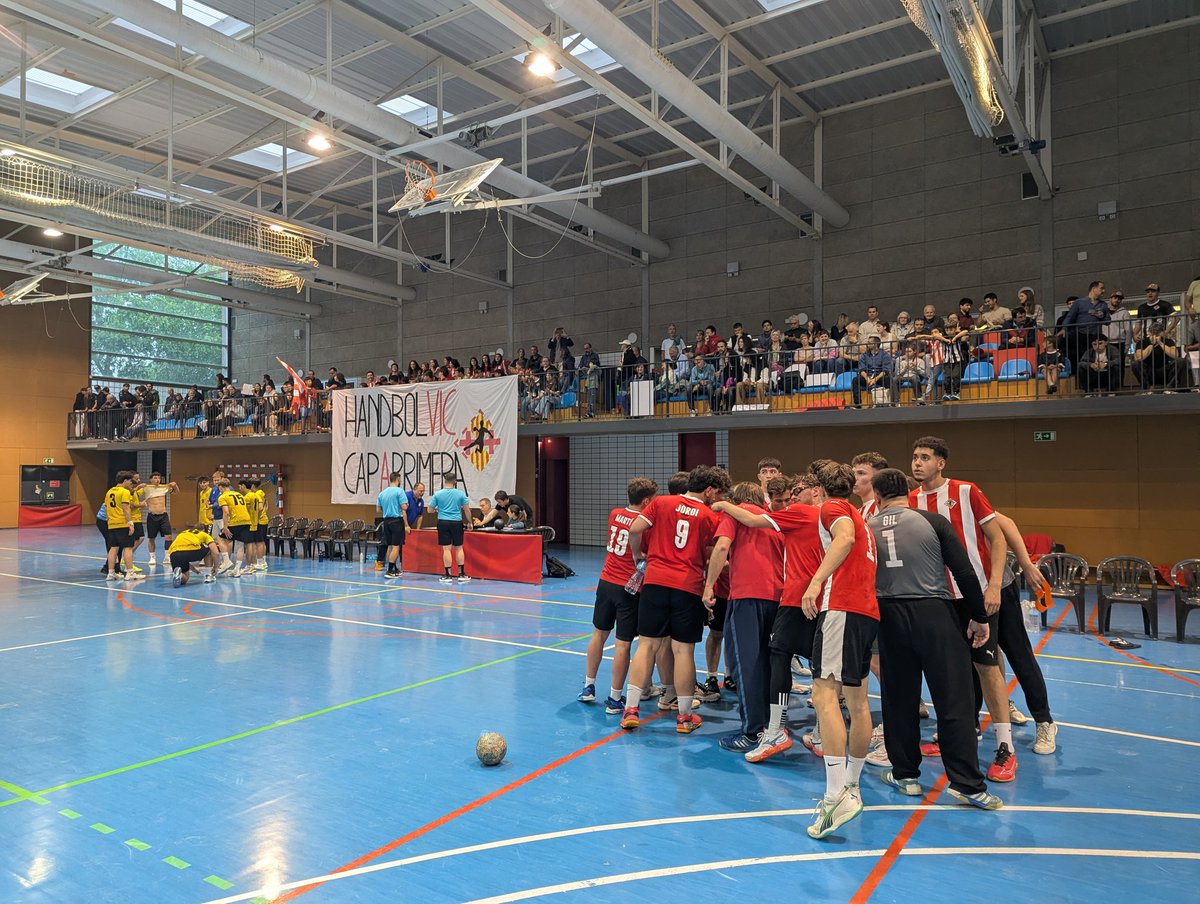 HandbolVic's tweet photo. Avui era el dia. Pavelló ple i amb ganes de celebrar l'ascens a #1aCatH del que només ens separava 1 punt. Al minut 12 guanyàvem 8:2 en un gran partit dels nostres. A fora pluja intensa i van tornar a aparéixer les goteres a l'Ausoneta. Partit i ilusions suspeses. https://t.co/j7Er4yyl0Y