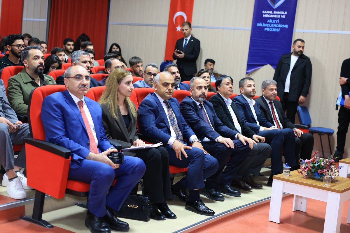 zahir_soganda's tweet photo. HUDER ( Hukuki Araştırmalar Derneği ), Sanal Bahis ve Kumarla Mücadele projesi kapsamında Van’da idi. VanYYÜ’de düzenlenen  panele katıldık. 

Emeği geçenlere teşekkür ediyoruz. @huder_gen_mrkz @HuderVan https://t.co/qgyvnRB8sM