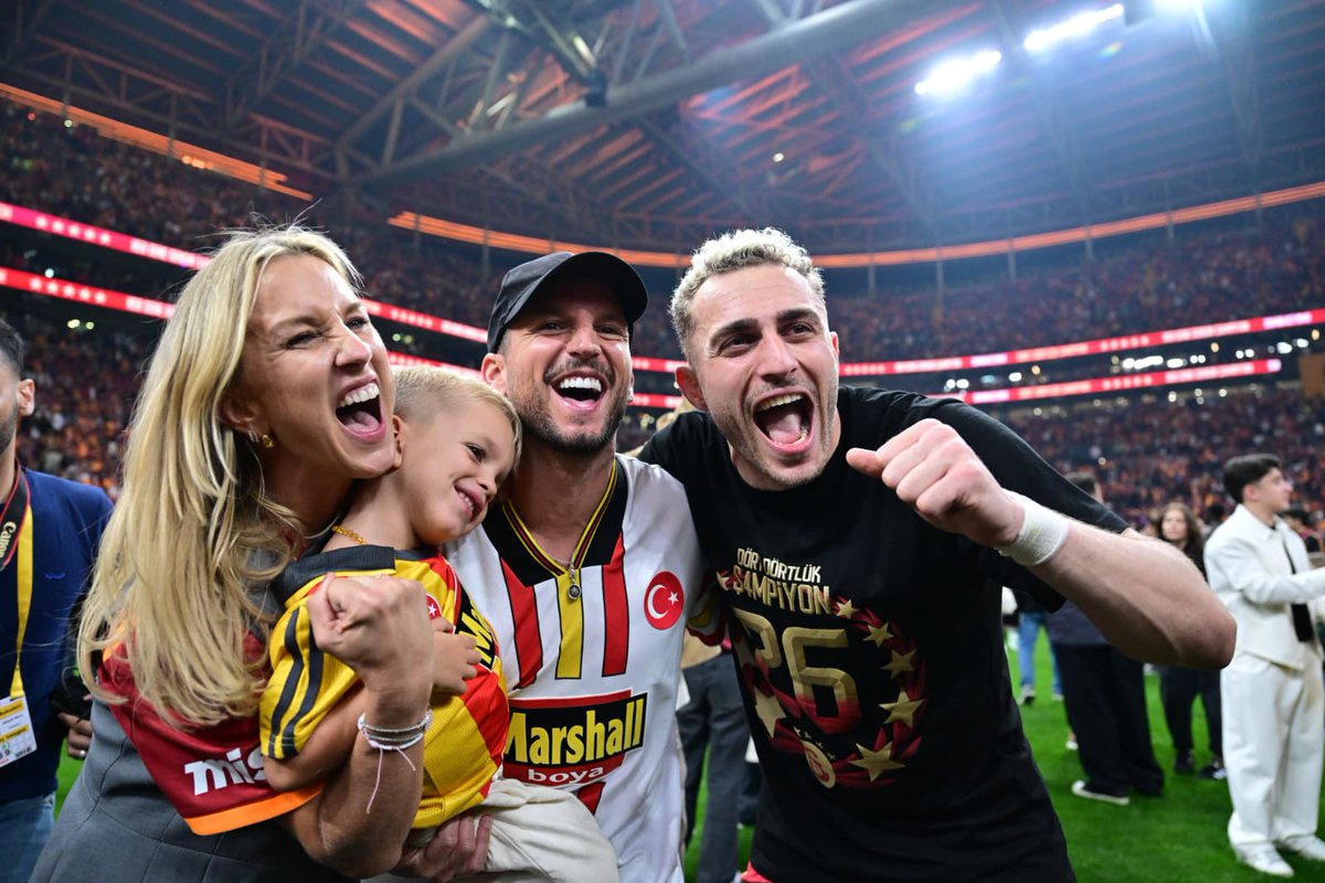 forzacimbom's tweet photo. 💛❤️ Mertens ailesi + 1 tekrardan bir arada 🫂 https://t.co/R7xKwShRqI