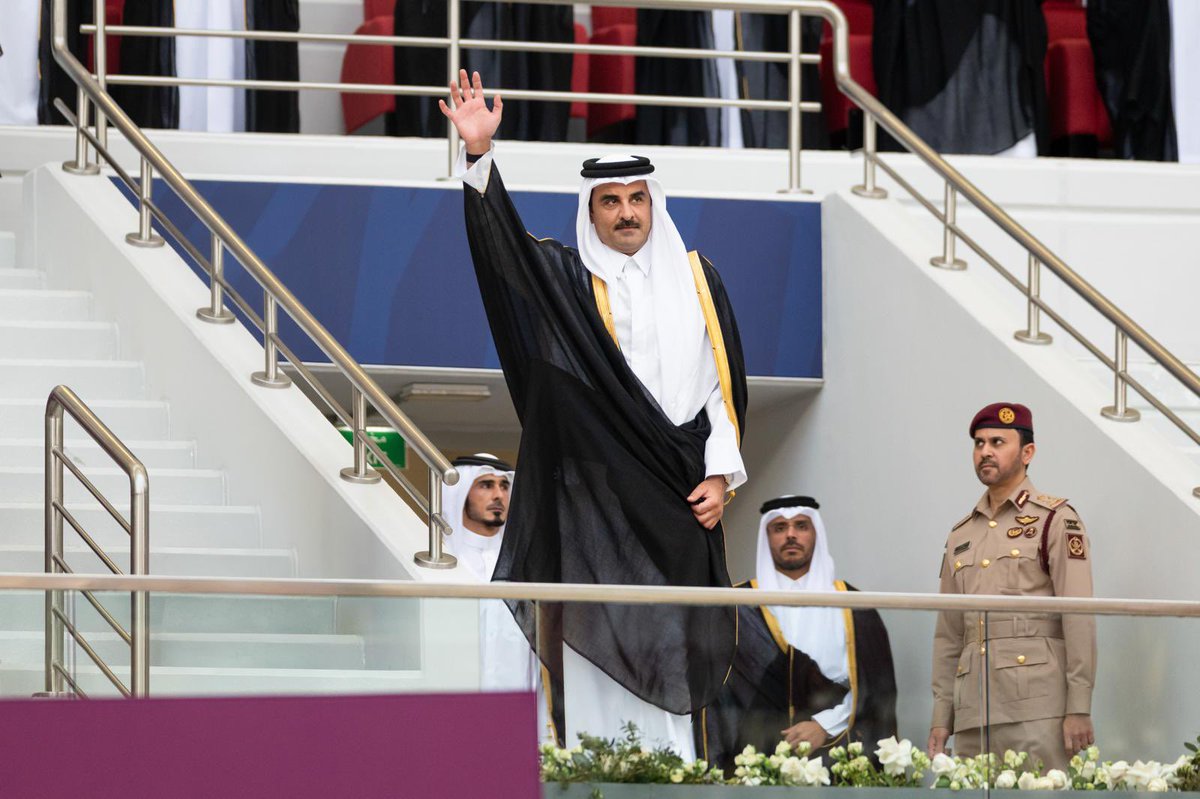 QFA's tweet photo. حضرة صاحب السمو الشيخ تميم بن حمد آل ثاني أمير البلاد المفدى يشهد نهائي كاس الامير في نسختها 54 بين نادي الغرافة ونادي السد، التي أقيمت على استاد خليفة الدولي، وسموه يتوج الغرافة بالكأس🏆.

#كأس_الأمير https://t.co/1icKOLbEeW