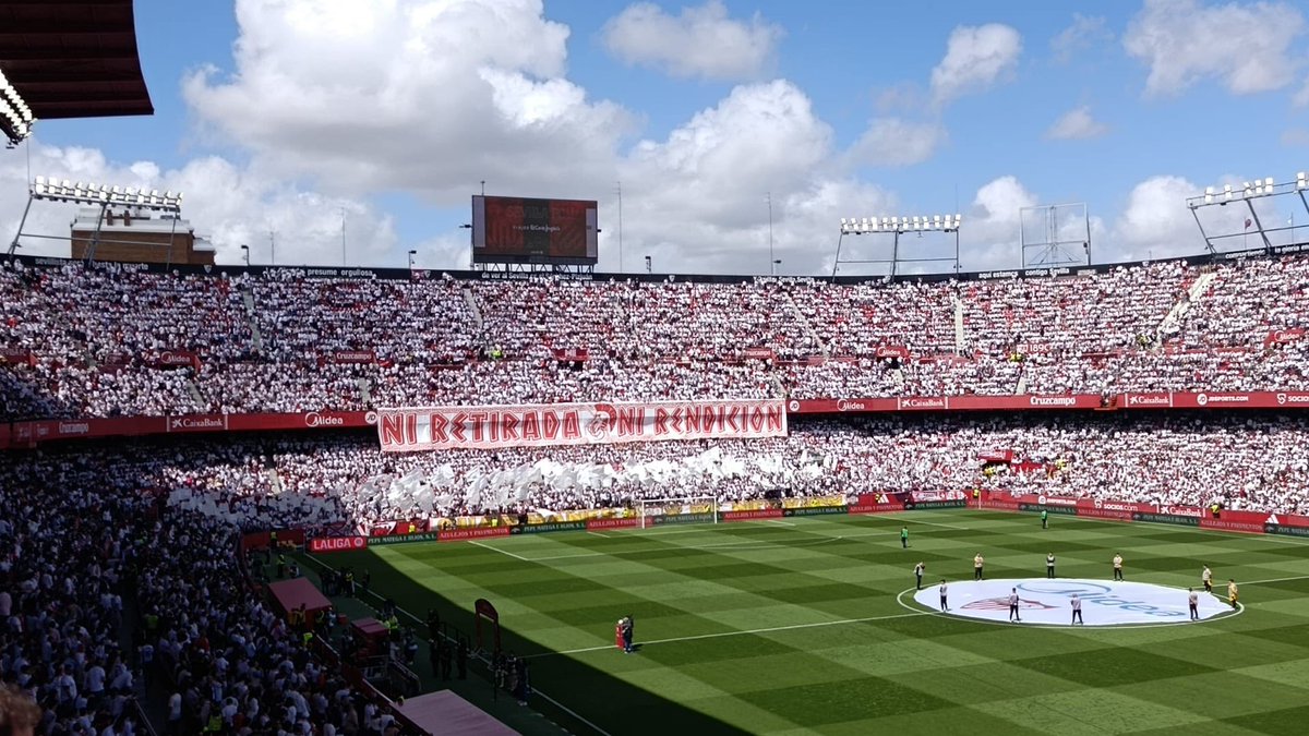 Me gustaría poder explicarlo, pero me es imposible, hay que estar ahí,sentir el temblor, la comunión, es sobrenatural, es el puto manicomio, doy gracias por ser una loca más <a href="/SevillaFC/">Sevilla Fútbol Club</a> ❤️🤍