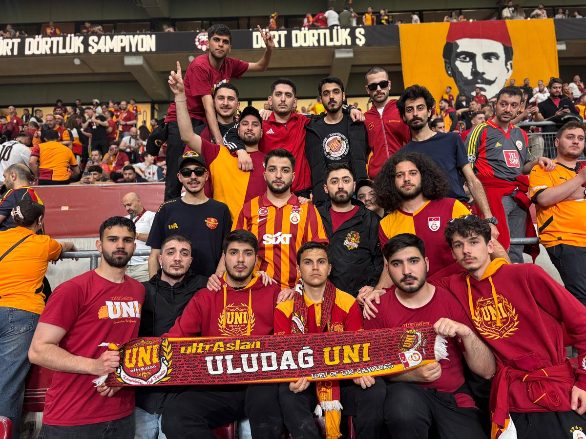 uAUNIuludag_'s tweet photo. İŞTE BÖYLE HER SENE BÖYLE !

Şampiyon Galatasaray’ımızı evimizde antalyaspor karşısında aslanlar gibi destekledik.

#ultrAslanUNI
#uAUNIULUDAG https://t.co/pUV2UHgzKl