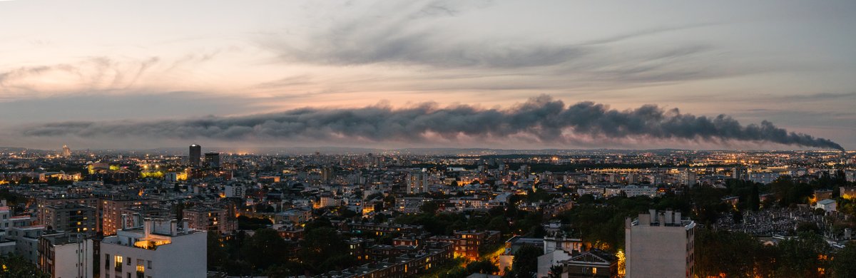 adrienthibault's tweet photo. Incendie dans le Nord de Paris, du côté de Roissy, nuage impressionant sur la seine Saint Denis. https://t.co/EbGzLM3Raj