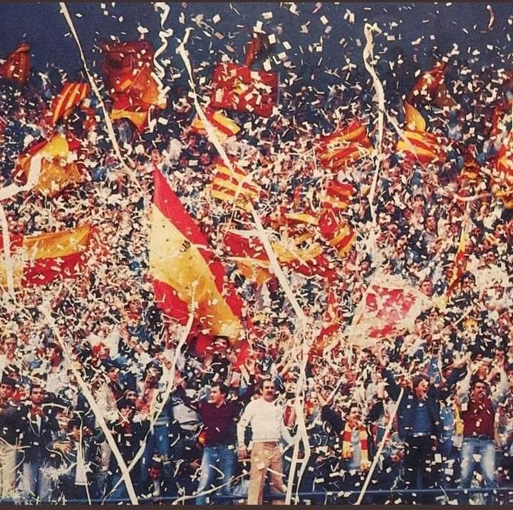 peynirgemisi's tweet photo. Biz çocukken @GalatasaraySK futbolda şampiyon olamıyordu.
İlkokulda sınıfın %80'i Fenerliydi.
9 yaşında tanışıp elini öptüğüm Prof. Ali URAS başkan Galatasaraylı olmama hem sevinmiş hem şaşırmış bana "sakın vazgeçme" demişti.
Bugün 20. lig şampiyonluğunu gördüm
çünkü hep inandık! https://t.co/R2pVIAVFx8