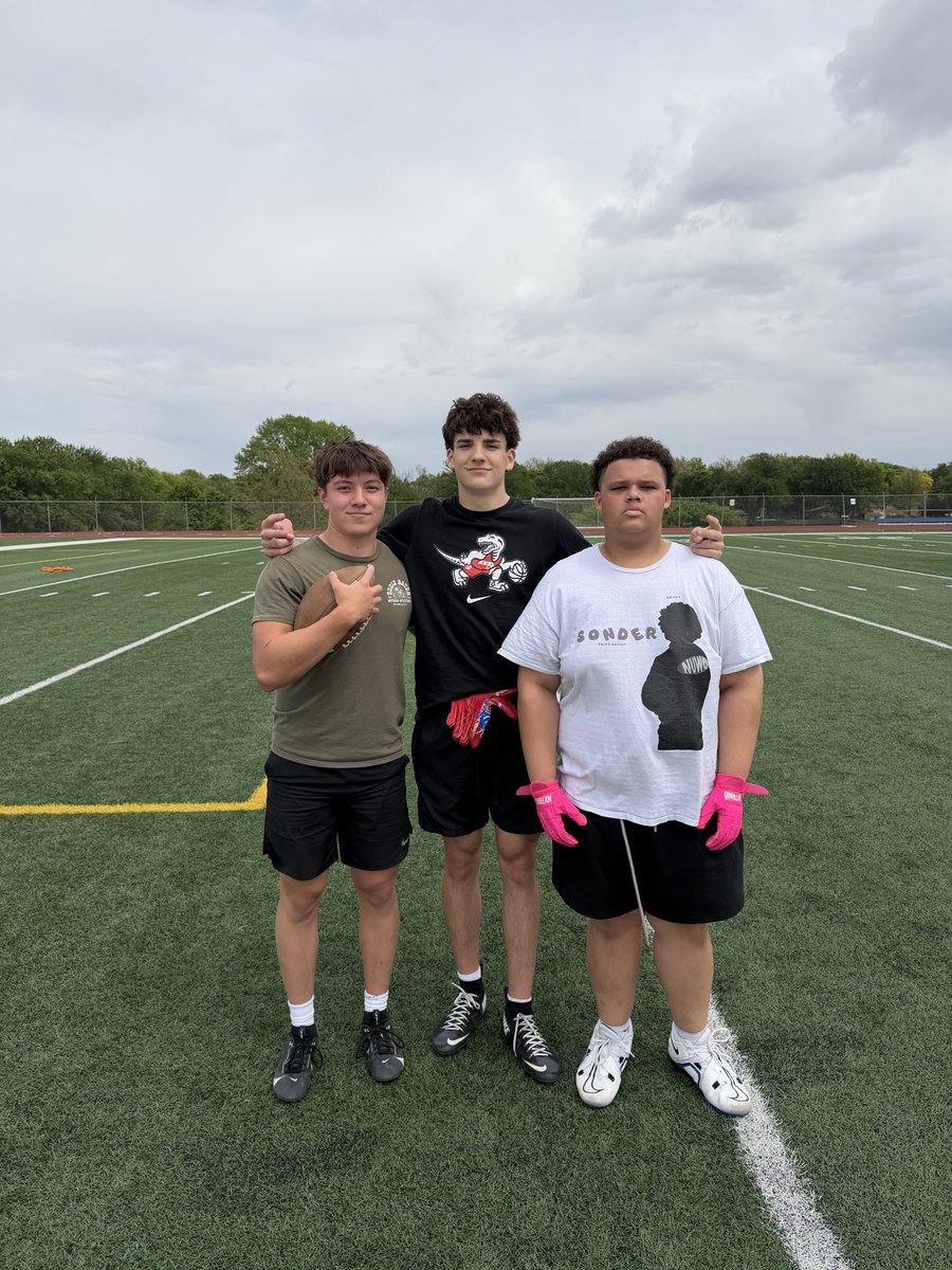 LandryR2010's tweet photo. Great 2 hour work out today @DariusD103010 @tysonhergert44 https://t.co/grpU2W0uhQ