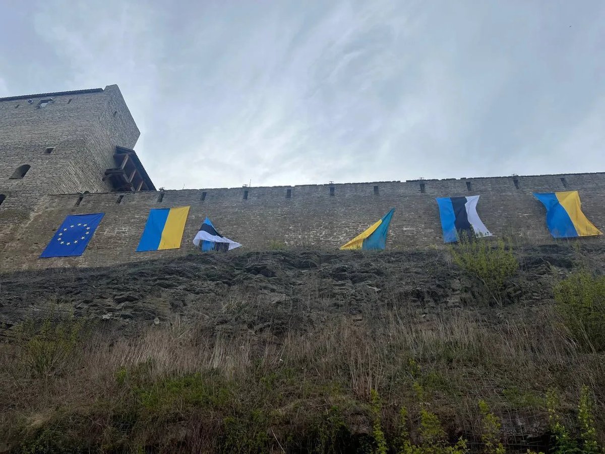 follyflly's tweet photo. Не выдержав концерта у Ивангородской крепости, в Нарвском замке рухнули украинский и эстонский флаги https://t.co/0ljOG59dsI