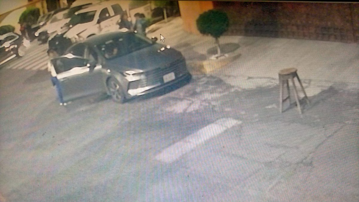 JackieManzano19's tweet photo. @Alcaldia_Coy @giogutierrezag @SSC_CDMX @EstadioBanorte @LaSEMOVI @ClaraBrugadaM agentes de apoyo de policía estacionando coches en calles dentro de la última milla donde se tenía prohibido esto.  Que pasa? https://t.co/6nF9ZdF6Mt