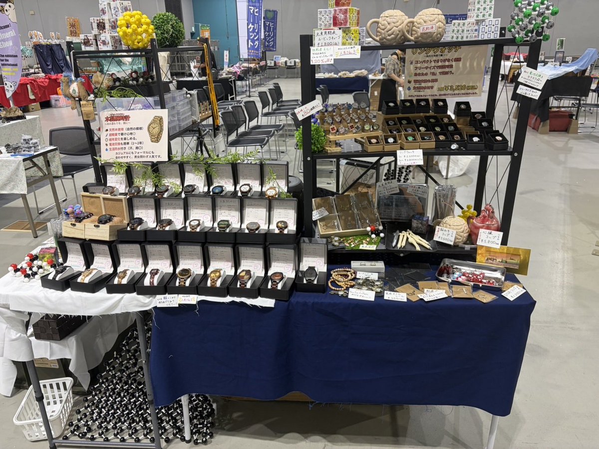 SouHa0311's tweet photo. 【#SouHa 出店情報‼️】
#仙台ミネラルマルシェ 、本日が最終日です!
木製時計にリングウォッチ、懐中時計、分子模型、サイエンスグッズ……今回も盛りだくさんの品揃えで皆様をお待ちしております✨ブースには元素くじも用意していますよ!
そして本日も #仙台ミネラルオークション を開催いたします‼️10時30分・12時30分・14時30分の3回、100円スタートでお宝をゲットするチャンスです。
参加は無料で誰でもOKですので、ぜひブースまで遊びに来てください!
会場は夢メッセみやぎ本館C展示場、本日は10時から16時までです。来てくださった皆様、本当にありがとうございます😊まだ来られていない方、ぜひ最終日の今日、足を運んでみてください‼️