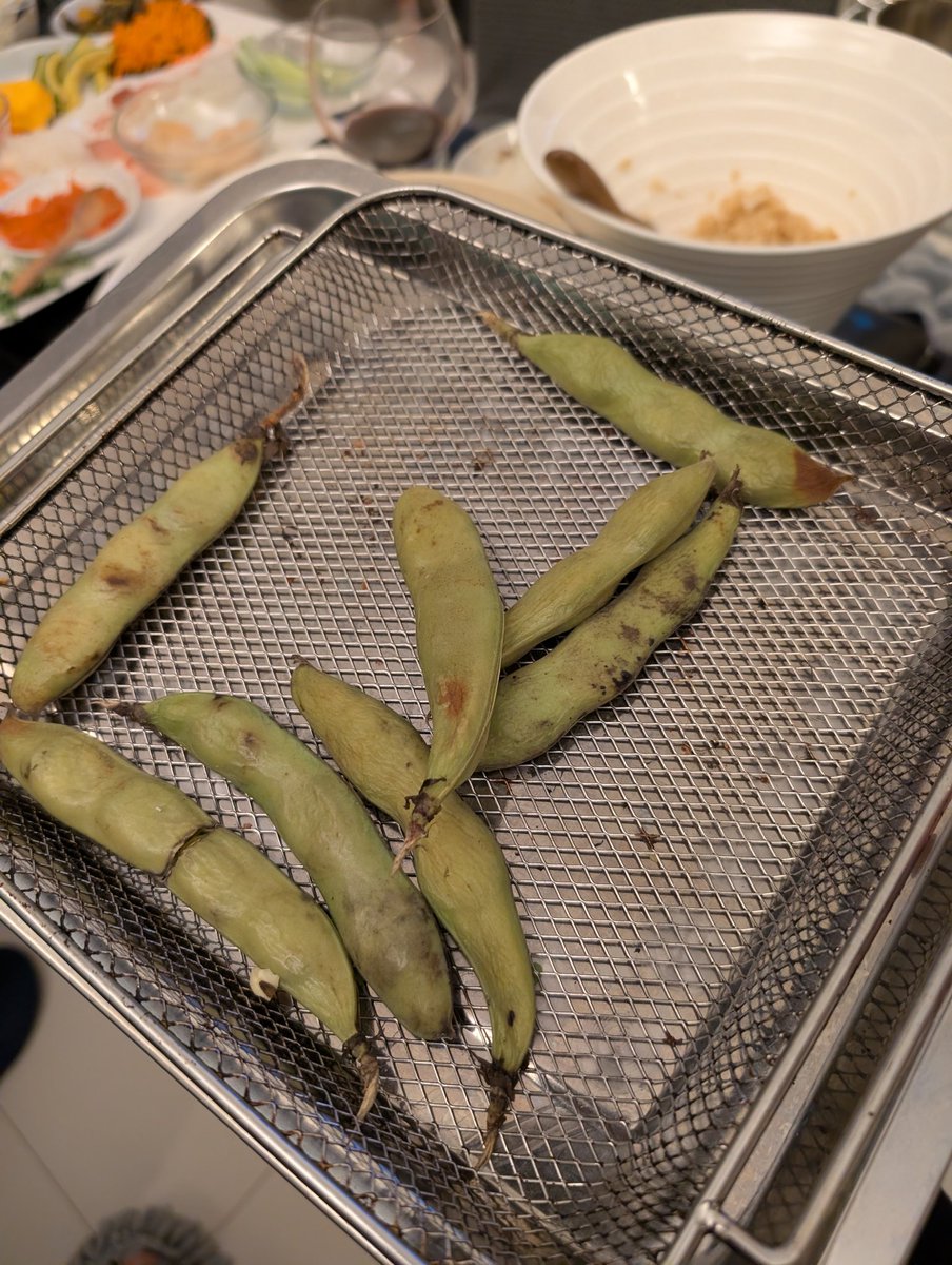 BlueHeartsUWS's tweet photo. Air fryer cooked Fava beans were so good. I didn't get the char like you would on a charcoal grill but still the best way to enjoy seasonal veg like this.
#lifeinHongKong
そら豆のエアフライヤー焼き
香港自炊生活 https://t.co/UPHkBwMUwA
