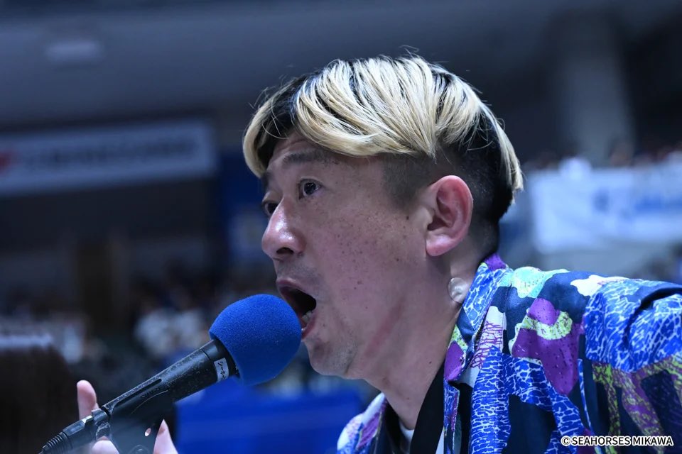 kobataku33's tweet photo. 8年ぶりのCSホーム開催

大大大青援、本当にありがとうございました！

興奮と悔しさが入り混じり、

昨日の夜はなかなか寝られず、、

今朝起きたら、めちゃくちゃ歯を食いしばって寝ていたみたいで、顎と頭が痛いです

この悔しさもまた、

シーホース三河の歴史の一つ

少し休んで、

また前を向いて、

どんな試合もそうであるように、

ヘッドダウンせず、共に戦っていきましょう！

長年MCをやらせてもらっていますが、僕自身、まだまだ勉強中です

そして、1���体制でのMCは昨日がラスト

それもまた、噛み締めた夜でした

僕にとっても、また新たな挑戦の始まりです！

引き続き、シーホース三河への大青援、

よろしくお願い申し上げます！

#シーホース三河