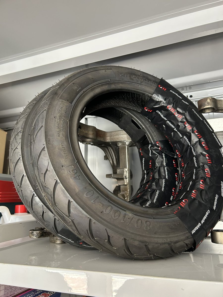 新品タイヤ・通勤通学快速バイク(700c)お届けでも、お引き取りでも大丈夫です。 見ないと損するよ？】1分30秒という爆速タイヤ交換！！これぞプロの技