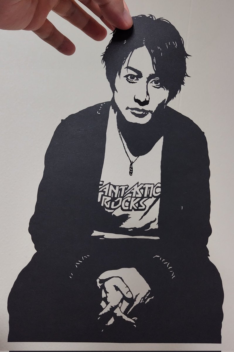 ObobBowz's tweet photo. 切り絵 第1370弾
戸次重幸さん
TEAM NACSのイケメン枠&amp;残念担当。
ラピュタのどのシーンが好きなのか語り合いたい。
俺は当然パズーとドーラがフラップターに乗ってシータを助けにいく場面で、ゴリアテの砲撃で倒れゆくロボット兵の手を握り「パズー！！」ってシータが叫ぶシーンです。 https://t.co/UOKNem3FHP
