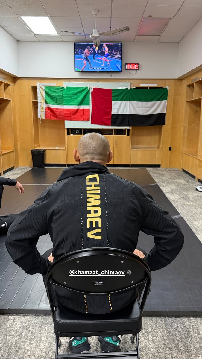 FREAKMMA1's tweet photo. This picture of Khamzat Chimaev in the locker room goes hard 🥶 #UFC328 

(via @ArmanUfc ) https://t.co/lrEFuhGYHE