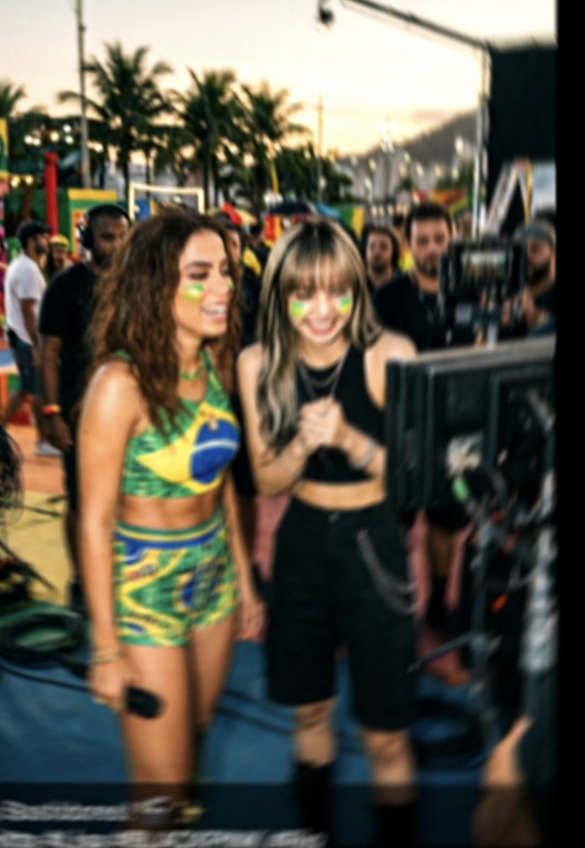 EddySilverrr's tweet photo. 🚨MEU DEUSSSSS!!!!!! lisa e Anitta nos bastidores do clipe da música “goals” próximo hit da copa com elas , Rema e tropkillaz . https://t.co/wp1J5Ghovq